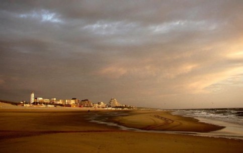 Нидерланды  – большой морской курорт. По  побережью тянутся километры  песчаных пляжей, популярны дайвинг  и сёрфинг. Летом у моря проводятся  фестивали