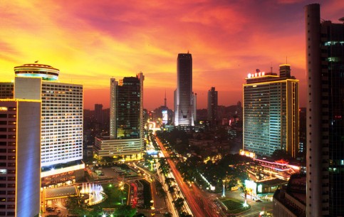 Промышленный центр Китая, город с 2000-летней историей, начало Великого Шёлкового Пути; знаменитая Кантонская ярмарка, самая высокая телебашня в мире.