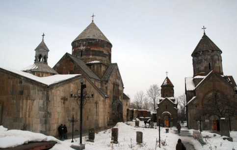 Монастырский комплекс Кечарис, состоящий из четырех церквей, двух часовен, гавита и кладбища – важнейшая историческая достопримечательность Цахкадзора
